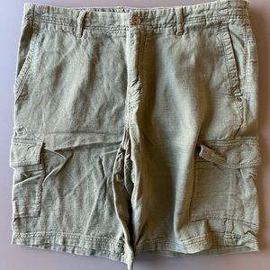 Tommy Bahama size 34 Cargo Shorts in great shape